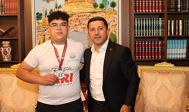 Nevşehir Belediye Başkanı Rasim Arı, Nevşehir Belediyesi Gençlik ve Spor Kulübü çatısı altında katıldığı çeşitli turnuvalarda derece elde eden sporcuları ödüllendirdi.- Haber Şafak