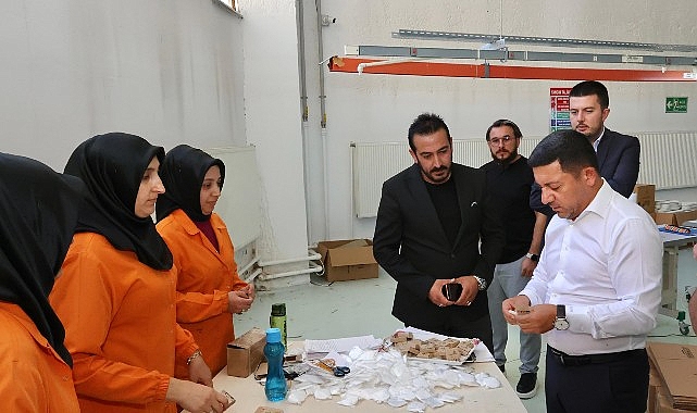Nevşehir Belediye Başkanı Rasim Arı, Nissa Buklet Fabrikasında üretimine başlanacak yeni ürünleri inceleyerek şirketin üretim ve pazarlama faaliyetleri hakkında bilgi aldı- Haber Şafak