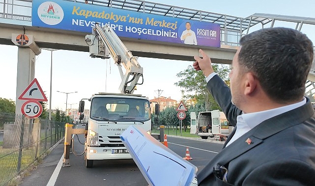 Nevşehir Belediyesi tarafından bir süre önce bir üst geçide asılan ve Karayolları Bölge Müdürlüğü tarafından kaldırılan ‘Kapadokya’nın Merkezi Nevşehir’e Hoş Geldiniz’ yazısı tekrar aynı yerine asıldı- Haber Şafak