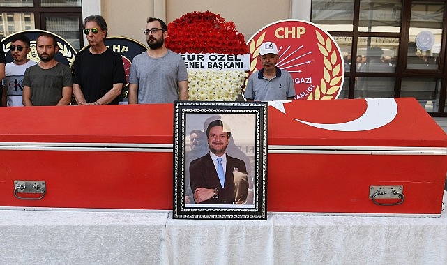 Osmangazi Belediye Meclis Üyesi Feyyaz Alptuğ Memişoğulları, Osmangazi Belediyesi önünde düzenlenenin törenin ardından Yıldırım Bayezid Camii’nde kılınan cenaze namazı ile son yolculuğuna uğurlandı- Haber Şafak
