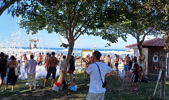 Tatilciler köpük partisinde eğlendi- Haber Şafak