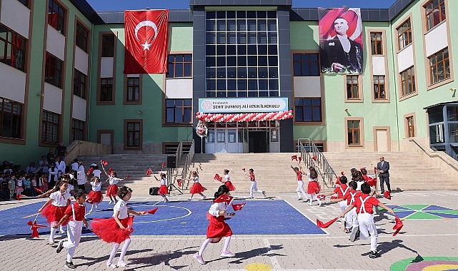 2024-2025 Eğitim-Öğretim yılı ilköğretim haftası kutlama programı, Şehit Durmuş Ali Uzun İlkokulu’nda gerçekleştirildi. – Haber Şafak