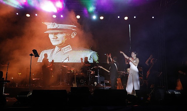 40 Bin Aydınlı Kurtuluş Coşkusunu Funda Arar Konseri ile Yaşadı- Haber Şafak