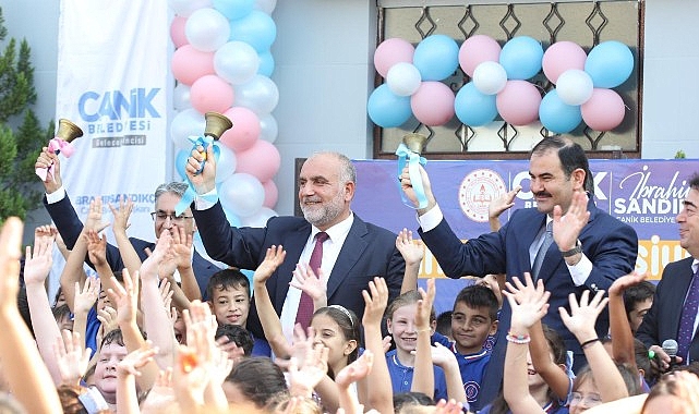 Başkan İbrahim Sandıkçı: “İlçemizde ilkokul birinci sınıfa başlayan tüm öğrencilerimize çanta ve kırtasiye seti hediye ettik”- Haber Şafak