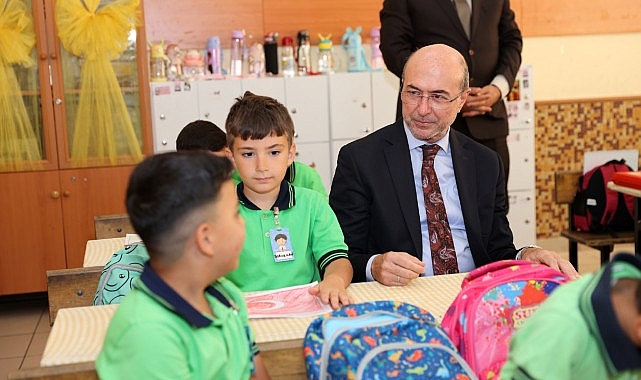 Başkan Pekyatırmacı, yeni eğitim yılının ilk gününde öğrencileri ziyaret etti.- Haber Şafak