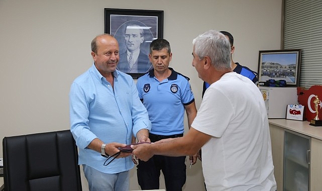 Büyükşehir Zabıtası kayıp çantayı sahibine ulaştırdı;  700 bin TL para ve ziynet eşyası- Haber Şafak