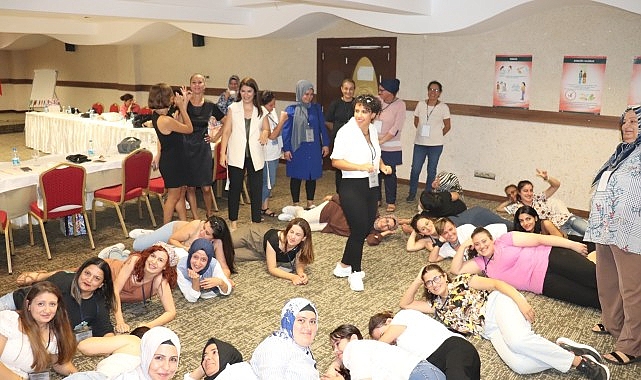 Depremden etkilenen işitme engelli kadınlara sağlık eğitimi- Haber Şafak