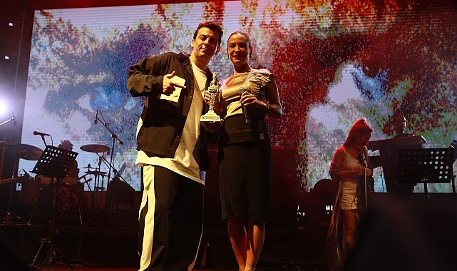 Efes Selçuk kurtuluşunun 102. yılında Norm Ender ile parladı- Haber Şafak