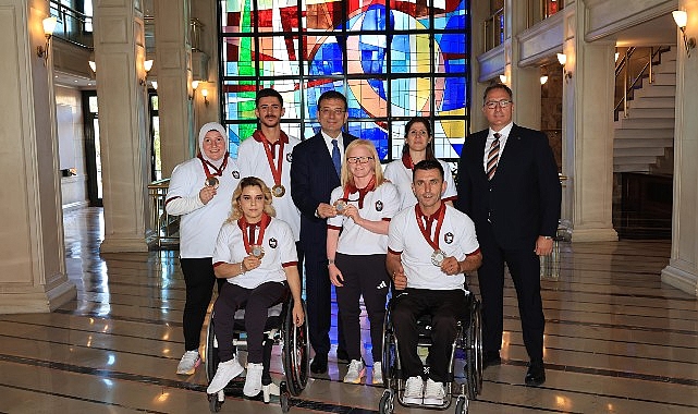 İBB Başkanı Ekrem İmamoğlu, Paris’te düzenlenen 2024 Paralimpik Oyunları’nda 1 altın, 1 gümüş ve 4 bronz madalya kazanan İBBSK sporcularını Saraçhane’de ağırladı- Haber Şafak