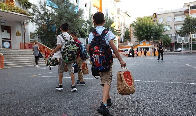 İstanbul Büyükşehir Belediyesi İBB’nin, ‘Okul Beslenme Desteği Projesi’ kapsamında öğrencilere sağladığı beslenme desteği bugün başladı- Haber Şafak