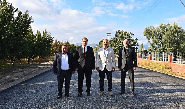 İznik Belediye Başkanı Kağan Mehmet Usta İznik-Elbeyli sıcak asfalt çalışmalarını yerinde inceledi.- Haber Şafak