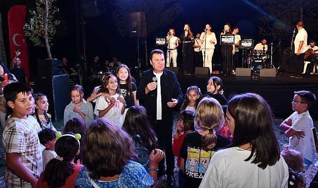 İznik Belediyesi tarafından yaz boyunca sahilde düzenlenen etkinlikler gerçekleşen konser ile sona erdi- Haber Şafak