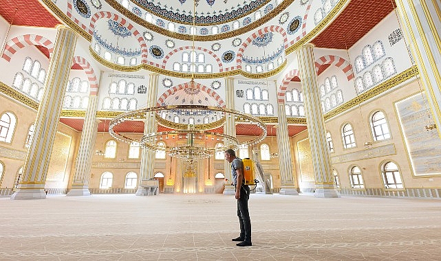 Mevlid Kandili dolayısıyla Nevşehir’deki tüm cami ve mescitler Nevşehir Belediyesi Temizlik İşleri Müdürlüğü ekipleri tarafından gül suyu ile yıkandı.- Haber Şafak