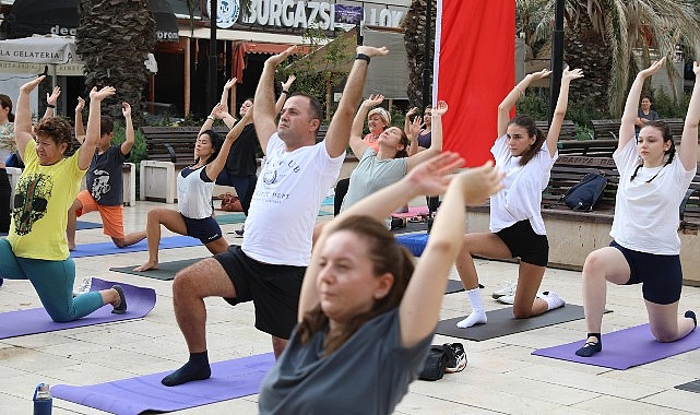 Mudanya Belediyesi ve Eflatun Yoga Yaşam Okulu’nun işbirliği ile Güzelyalı Atatürk Parkı’nda düzenlenen yoga etkinliği, pazar sabahına huzur dolu bir başlangıç getirdi. – Haber Şafak