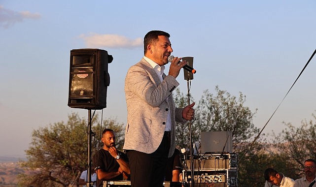 Nevşehir Belediye Başkanı Rasim Arı, Ürgüp ilçesinde düzenlenen “52. Uluslararası Ürgüp Bağ Bozumu Festivali” programına katıldı.- Haber Şafak