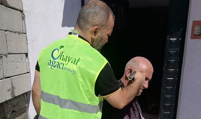 Yaşlılar evlerinde tıraş ediliyor.- Haber Şafak