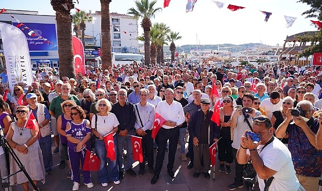 Ayvalık’ta 8 Ekim Salı günü sabah saatlerinde Atatürk Anıtı’na yapılan saldırıya vatandaşlardan tepki yağdı.- Haber Şafak