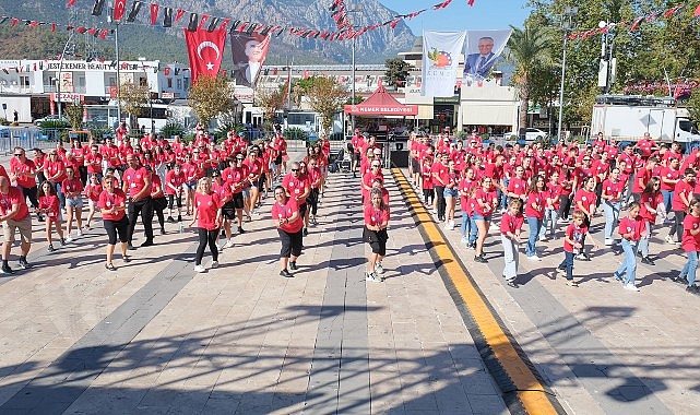 Başkan Topaloğlu’ndan 430 dansçı karşısında zeybek- Haber Şafak