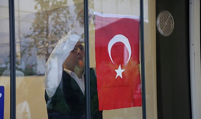 Büyükşehir 12 ilçede 25 bin Türk Bayrağı dağıttı- Haber Şafak