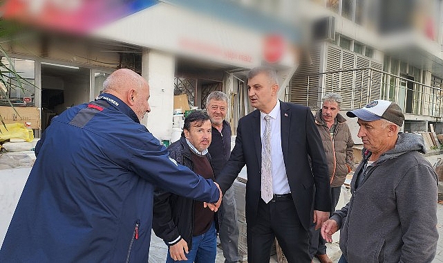 Gölcük Belediye Başkanı Ali Yıldırım Sezer, vatandaşlar ve esnafla bir araya gelerek ilçede devam eden çalışmalar hakkında bilgiler verdi.- Haber Şafak