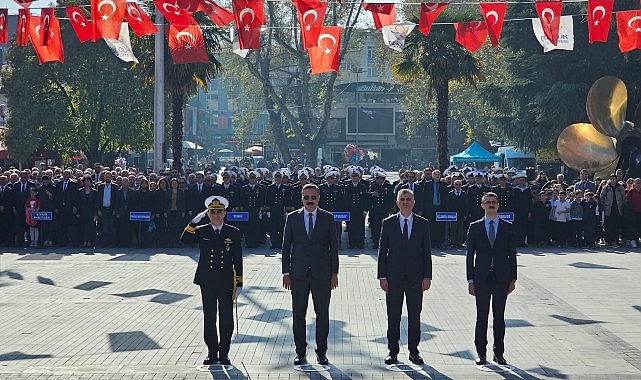Gölcük’te 29 Ekim Cumhuriyet Bayramı’nın 101. yıldönümü kapsamında Anıtpark’ta Atatürk Anıtı’na çelenk sunma töreni düzenlendi.- Haber Şafak