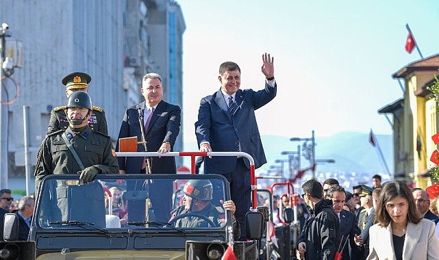 İzmir Cumhuriyet’in 101’inci yaşını büyük bir coşkuyla kutluyor Başkan Tugay: Son nefesime kadar mücadele edeceğim- Haber Şafak
