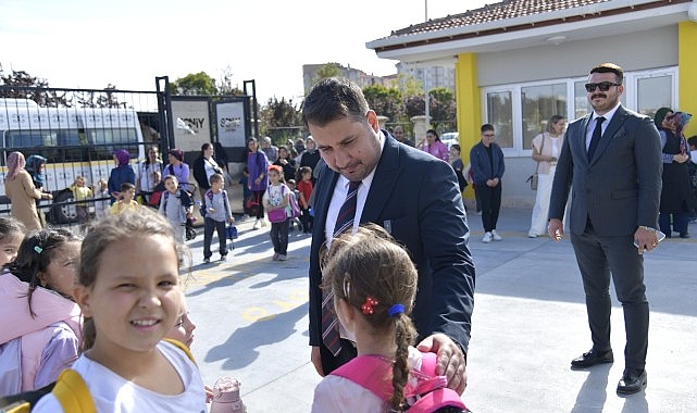 Kahramankazan Belediye Başkanı Selim Çırpanoğlu, 100. Yıl İstiklal İlkokulu’nu ziyaret ederek öğrenci ve öğretmenlerle bir araya geldi.- Haber Şafak
