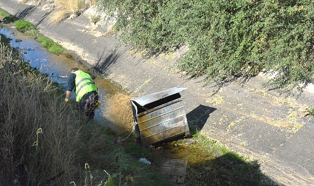 Kahramankazan Belediyesi Temizlik İşleri Müdürlüğü ekipleri, ilçede sürdürülebilir bir çevre için gerekli adımları atmaya devam ediyor.- Haber Şafak