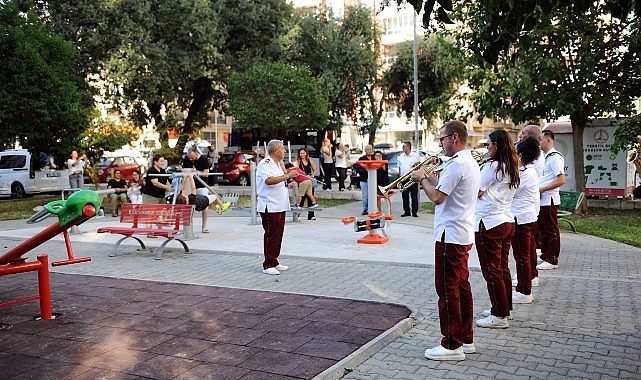 Karşıyaka Belediye Bandosu’ndan coşku dolu sokak konserleri- Haber Şafak