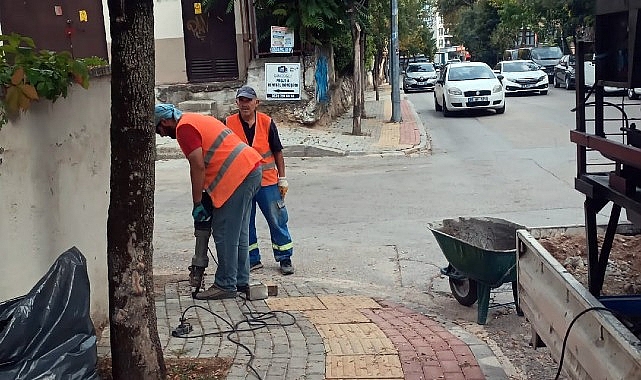 Osmangazi Belediyesi, Kükürtlü Caddesi’ndeki yıpranan trafik levhaları ve uyarı işaretlerini yeniledi.- Haber Şafak