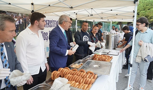 Rektör Prof. Dr. Budak,  öğrencileri çay, gevrek ve boyozla karşıladı- Haber Şafak