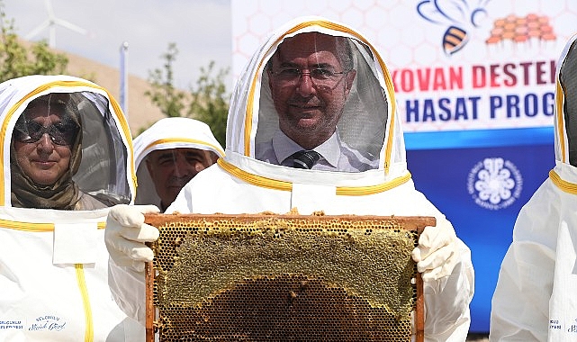 Selçuklu Belediyesi’nin kırsal mahallelerde kalkınmanın ve hayvansal üretimin geliştirilmesi amacıyla hayata geçirdiği ‘% 50 Hibeli Arılı Kovan Desteği’ne başvurular başladı.- Haber Şafak
