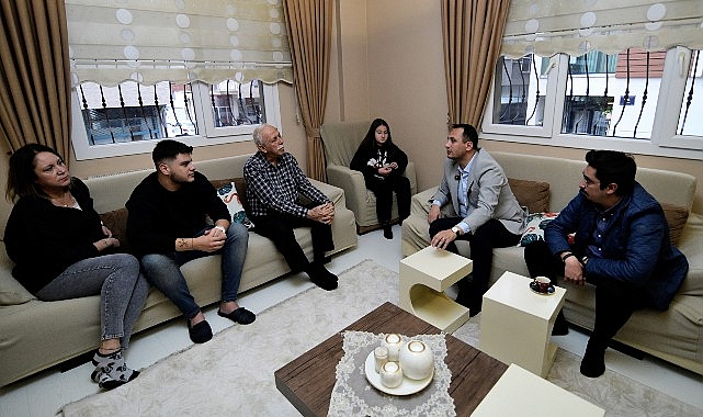 Bornova’da Başkan Eşki’den samimi ev ziyareti     “Sadece hizmet değil, gönül bağı kurmak da önemli”- Haber Şafak