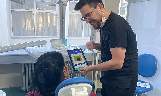 “Diş Hekimimi Duyuyorum” uygulaması işitme engelli bireylerin kullanımına sunuldu- Haber Şafak
