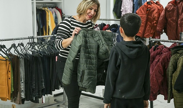 Konak’ın Giysi Market’inde kış dayanışması- Haber Şafak