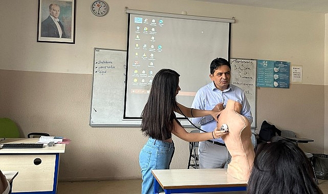 Prof. Dr. Ekşi, kendi geliştirdiği eğitim simülatörünü öğrencilerin eğitiminde kullanmaya başladı- Haber Şafak