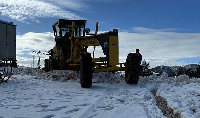 Belediye ekipleri kar yağışı sonrası kapanan yolları açıyor- Haber Şafak