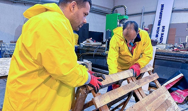 Buca’da atık malzemeler sokak hayvanları için yuvaya dönüşüyor- Haber Şafak