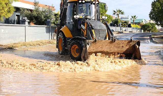 Çeşme Belediye ekipleri yoğun yağışa karşı sahada- Haber Şafak