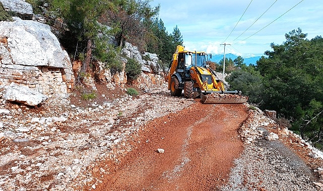 Finike’de taş ve mıcırla kaplanan yol temizlendi- Haber Şafak