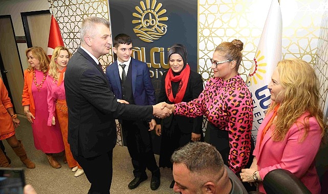 Gölcük Belediye Başkanı Ali Yıldırım Sezer, 3 Aralık Dünya Engelliler Günü kapsamında, başkanlık görevini özel birey Anıl Ege Aydın’a devretti.- Haber Şafak