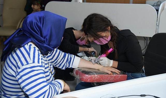 Kahramankazan Belediyesi, ilçede ikamet eden yaşlı, engelli ve isteyen tüm vatandaşlara yönelik “Sevgi İzi” uygulamasını sürdürüyor.- Haber Şafak