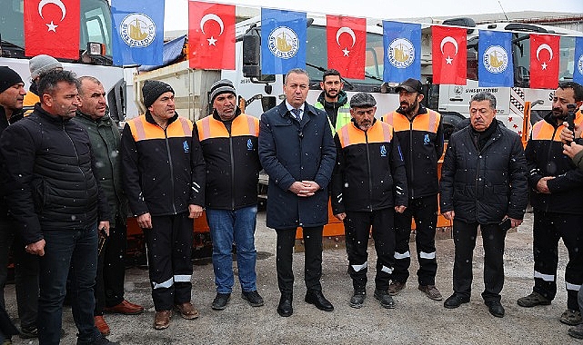 Sivas Belediyesi, kış aylarında şehir içi ulaşımın aksamaması adına 65 araç ve 255 personel ile 7 gün 24 saat görev yapıyor.- Haber Şafak