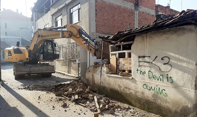 Tehlike arz eden metruk binalar yıkılıyor- Haber Şafak