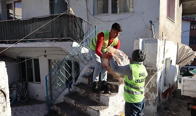 Dikili Belediyesi, ihtiyaç sahibi vatandaşların yuvalarını ısıtmaya devam ediyor- Haber Şafak