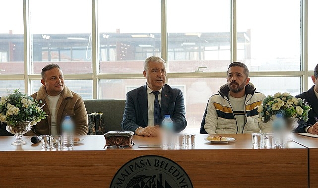 Kemalpaşa Belediye Başkanı Mehmet Türkmen, ilçedeki amatör futbol kulüplerine destek sağlıyor- Haber Şafak