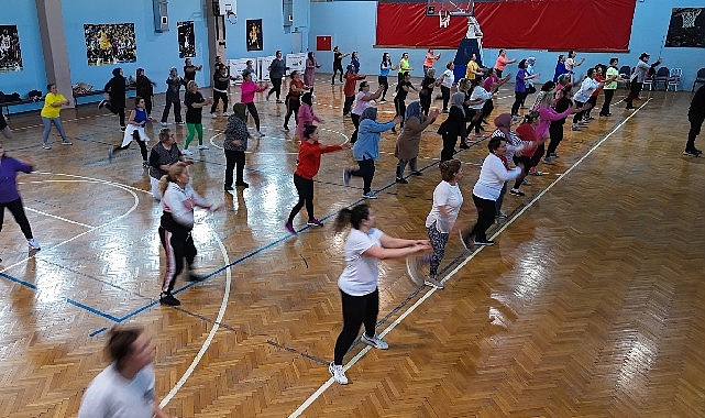 Menemenli kadınlar ücretsiz zumba kursunda buluşuyor- Haber Şafak