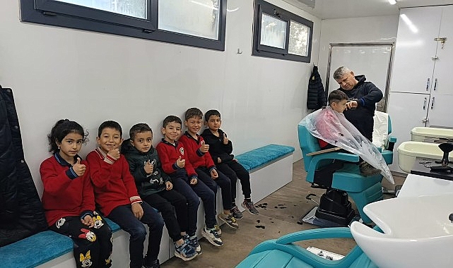 Mobil kuaför tırı öğrencilerin hizmetinde- Haber Şafak