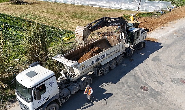 Aydın Büyükşehir Belediyesi, kent genelinde hayata geçirdiği yol yapım ve yenileme çalışmalarına hızla devam ediyor.- Haber Şafak