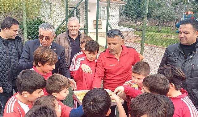Başkan Topaloğlu’ndan geleceğin futbolcularına baklava jesti- Haber Şafak
